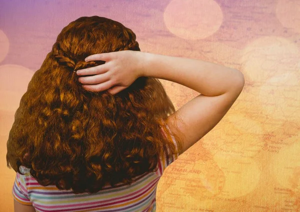 ボケ味を持つマップに対して髪の手で女の子の裏 — ストック写真