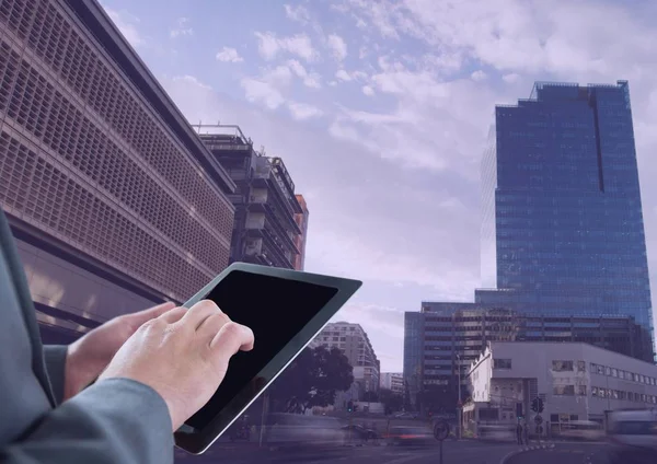 Mani uomini d'affari con tablet vicino alla strada in città — Foto Stock