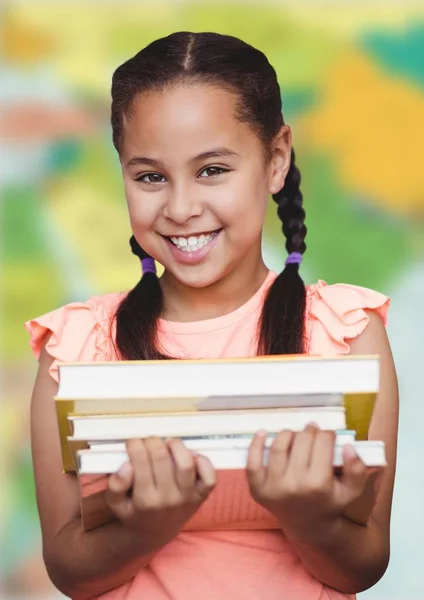 Mädchen mit Büchern gegen verschwommene Landkarte — Stockfoto