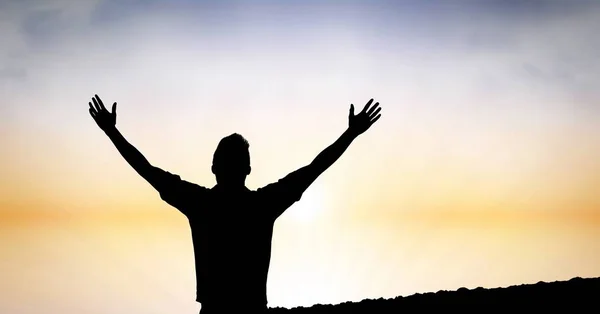 Gökyüzü karşı kaldırdı elleriyle siluet adam — Stok fotoğraf