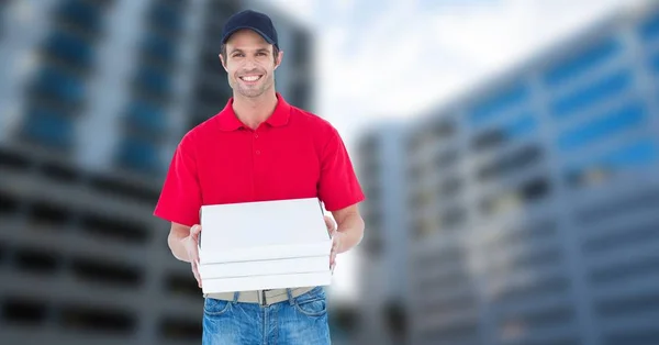 Entrega de pizza homem segurando caixa de pizza — Fotografia de Stock