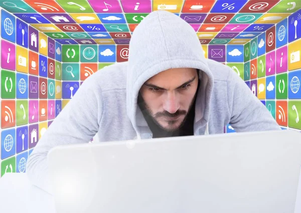Man in de kap op laptop voor pictogrammen — Stockfoto