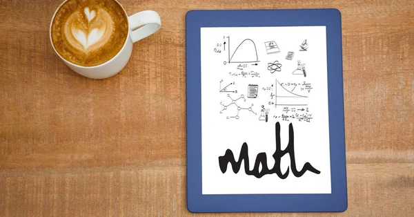 Vista aérea de varias ecuaciones matemáticas en tableta digital por taza de café en la mesa — Foto de Stock