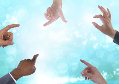 Birçok eller dokunmadan köpüklü soyut büyülü ışık