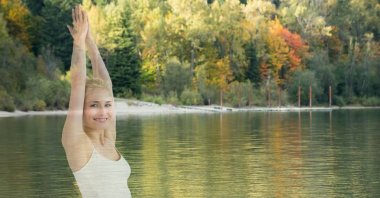 Göl kenarında sıktı elleri olan kadın