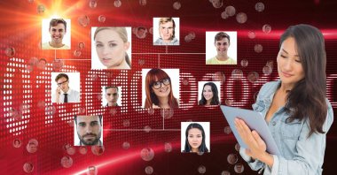 İşkadını portreler tarafından tablet Pc kullanarak dijital bileşik