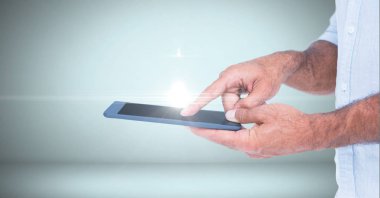 Tablet bilgisayar dokunmadan işadamı