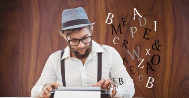 Hippi işadamı türü yazar duvara kullanarak