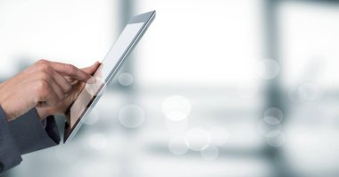 Tablet bokeh bulanık gri office karşı arkasında dokunmadan eller