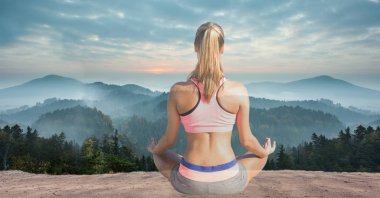 Dağlar karşı meditasyon kadının çift pozlama