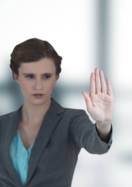 Dur hareket gösteren iş kadını