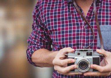 adam tutarak fotoğraf makinesi