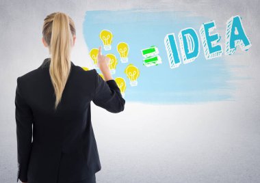 Ampul doodle beyaz duvara gösteren iş kadını geri
