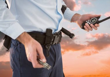 Güvenlik görevlisi holding radyo