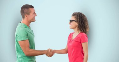 Erkek ve kadın üzerinde mavi arka plan tokalaşırken yan görünüm