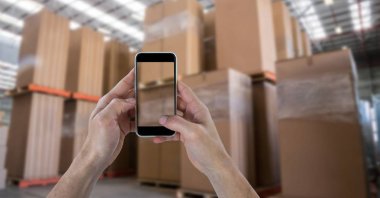 Eller kutuları ambarındaki akıllı telefon aracılığıyla fotoğraf çekimi