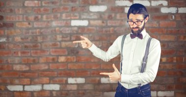 duvara karşı el hareketi yenilikçi