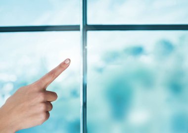 Pencerenin havada gösteren bir el