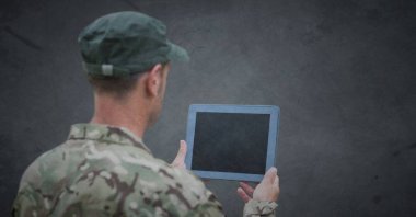 Tablet grunge kaplaması ile gri arka plan ile geri asker