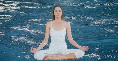 Göl üzerinde meditasyon kadın