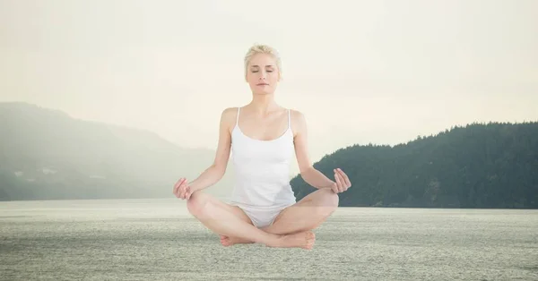 Compuesto Digital Doble Exposición Mujer Meditando Sobre Lago — Foto de Stock