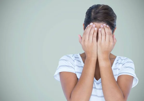 Mujer con las manos en la cara — Foto de Stock