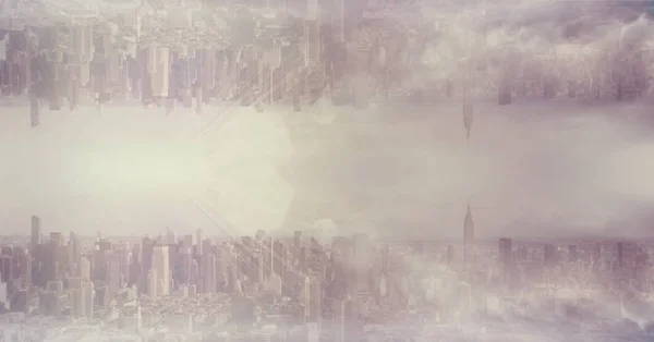 Ψηφιακή σύνθετη εικόνα της ανάποδα κάτω cityscape εναντίον συννεφιασμένο ουρανό — Φωτογραφία Αρχείου