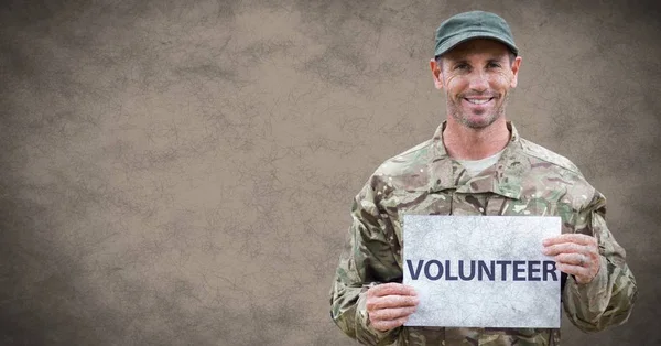 Soldato volontario contro sfondo marrone con sovrapposizione grunge — Foto Stock
