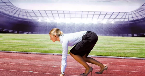 Sidovy av affärskvinna på löparbanor — Stockfoto