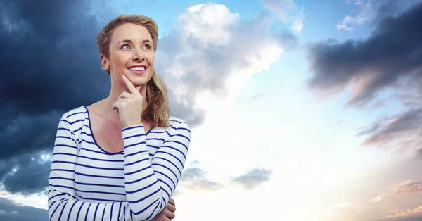 Mujer pensativa mirando hacia el cielo — Foto de Stock