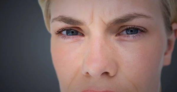 Женщина сердитые глаза — стоковое фото