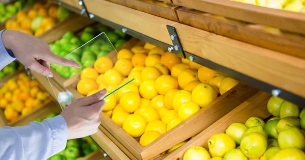 Manos tomando fotos de limones — Foto de Stock