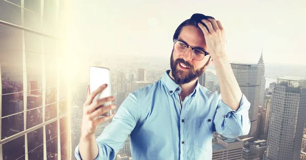 Bokovky ujímá chytrý telefon selfie — Stock fotografie
