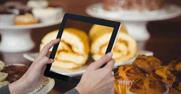 Mãos tirando fotos de alimentos doces com tablet PC no café — Fotografia de Stock
