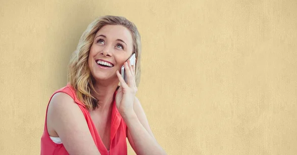 Mujer sonriente usando el teléfono inteligente —  Fotos de Stock