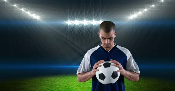 Giocatore di calcio che tiene il pallone allo stadio — Foto Stock