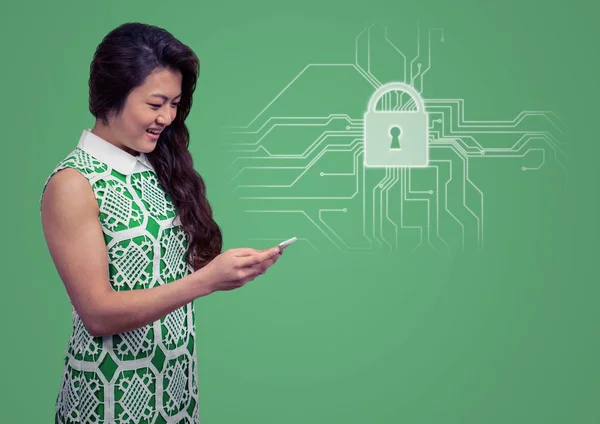 Mujer con teléfono y blanco gráfico de bloqueo contra fondo verde — Foto de Stock