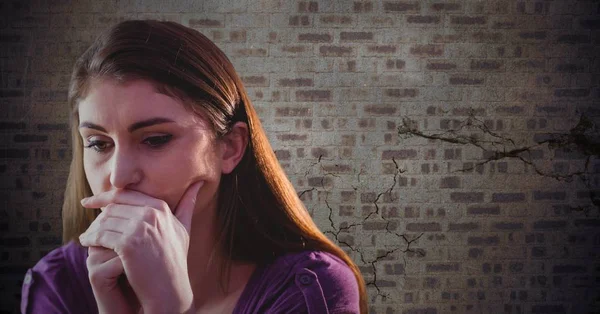 Mujer pensando contra la pared de ladrillo marrón —  Fotos de Stock