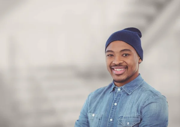 Portrait d'un homme souriant portant un chapeau en tricot — Photo