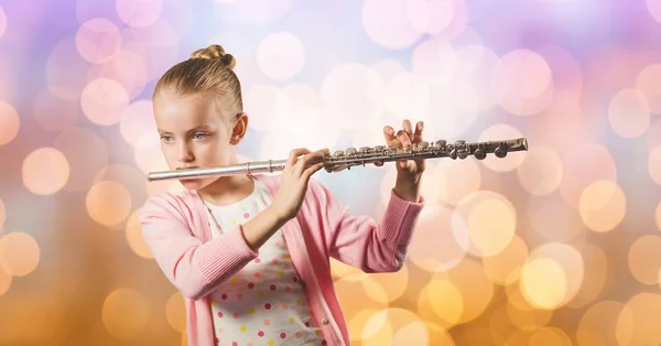 Menina tocando flauta sobre bokeh — Fotografia de Stock