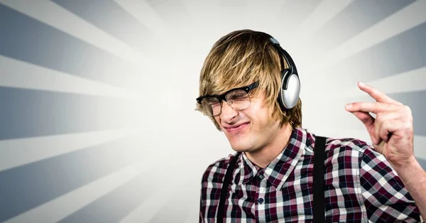 Hipster masculino usando fones de ouvido — Fotografia de Stock