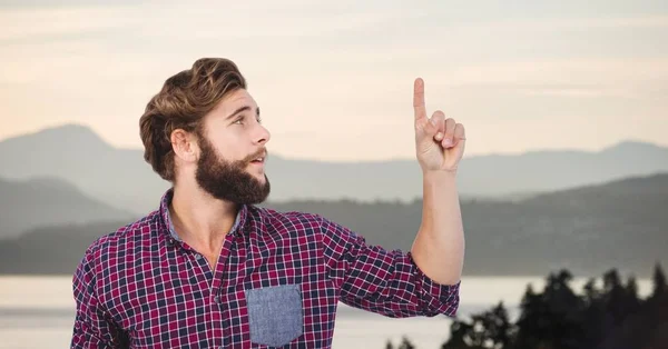 Hipsters wijzen tegen bergen — Stockfoto