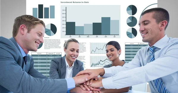Boldog üzletemberek egymásra kezek ellen grafikonok — Stock Fotó