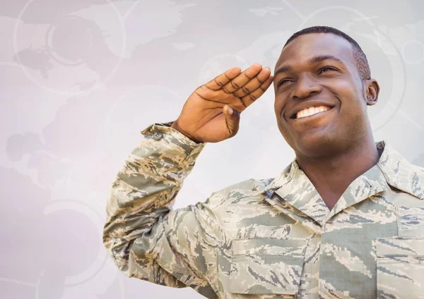 Soldat leende och salutera — Stockfoto