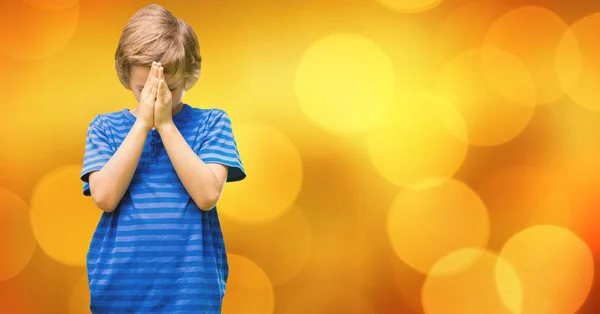 Junge betet gegen Bokeh — Stockfoto