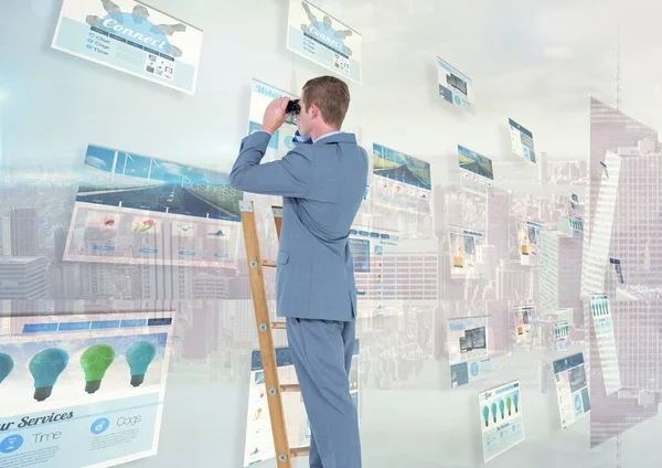 Panneaux avec des sites Web (bleu) fond de la ville et l'homme sur une échelle avec jumelles — Photo