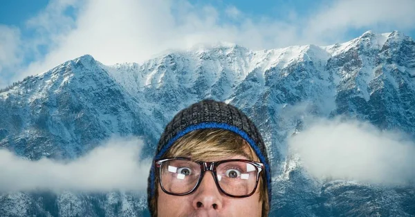 Hipster surpreso contra a neve — Fotografia de Stock