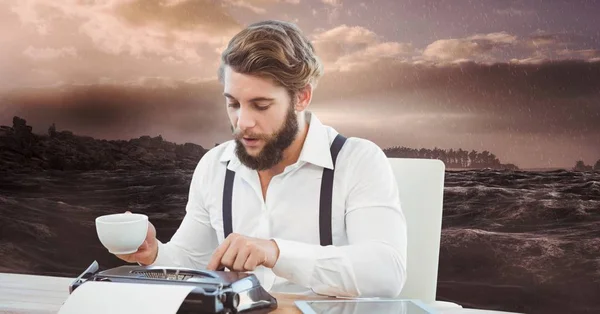 Hipster masculino usando máquina de escribir — Foto de Stock