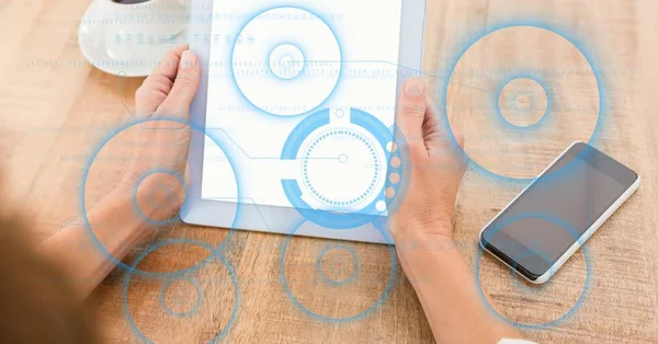 Handen met tablet Pc door slimme telefoon aan tafel — Stockfoto