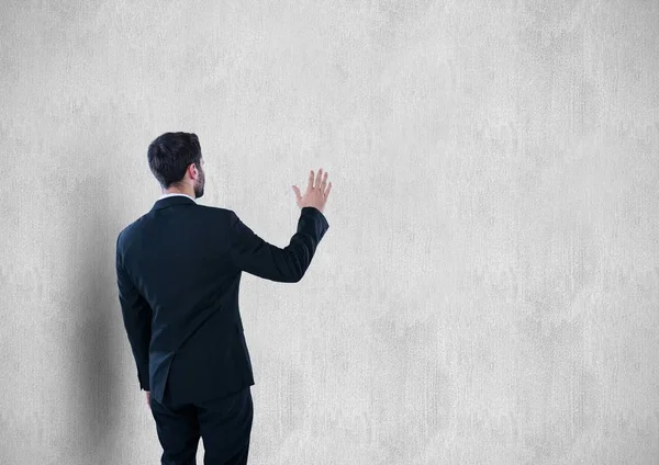 Geschäftsmann gestikuliert gegen Mauer — Stockfoto